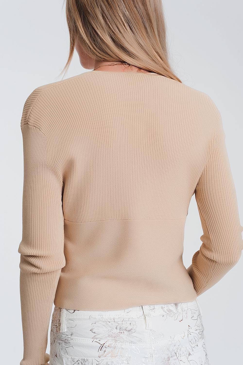 Maglione beige a coste con scollo a V