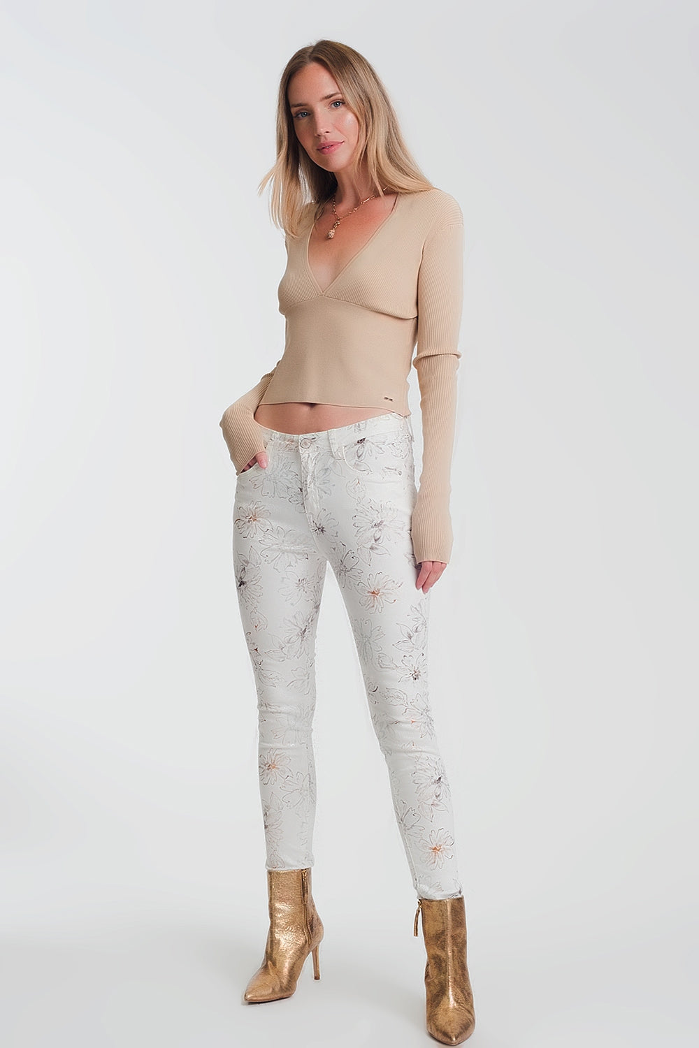 Maglione beige a coste con scollo a V