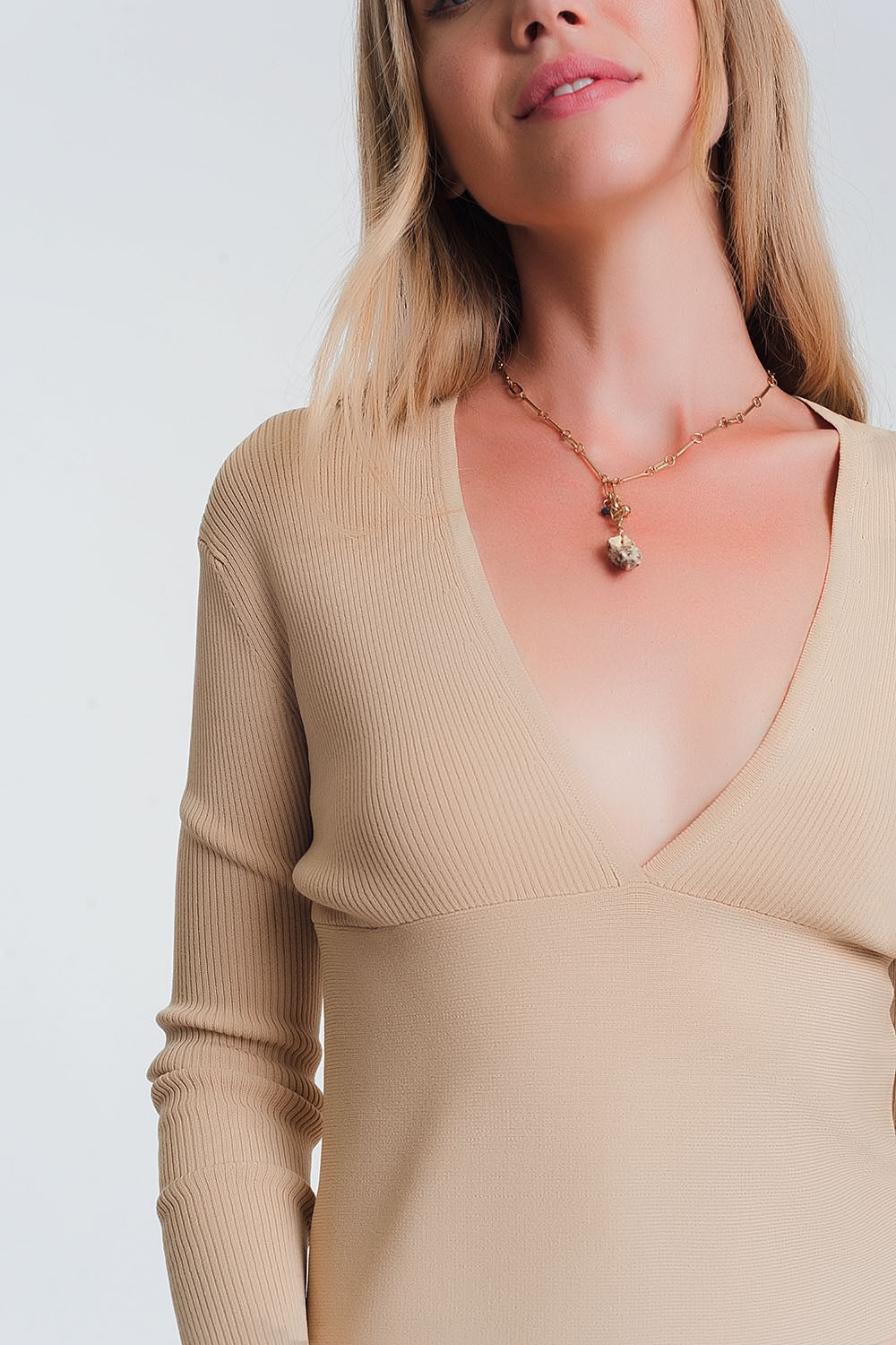 Maglione beige a coste con scollo a V