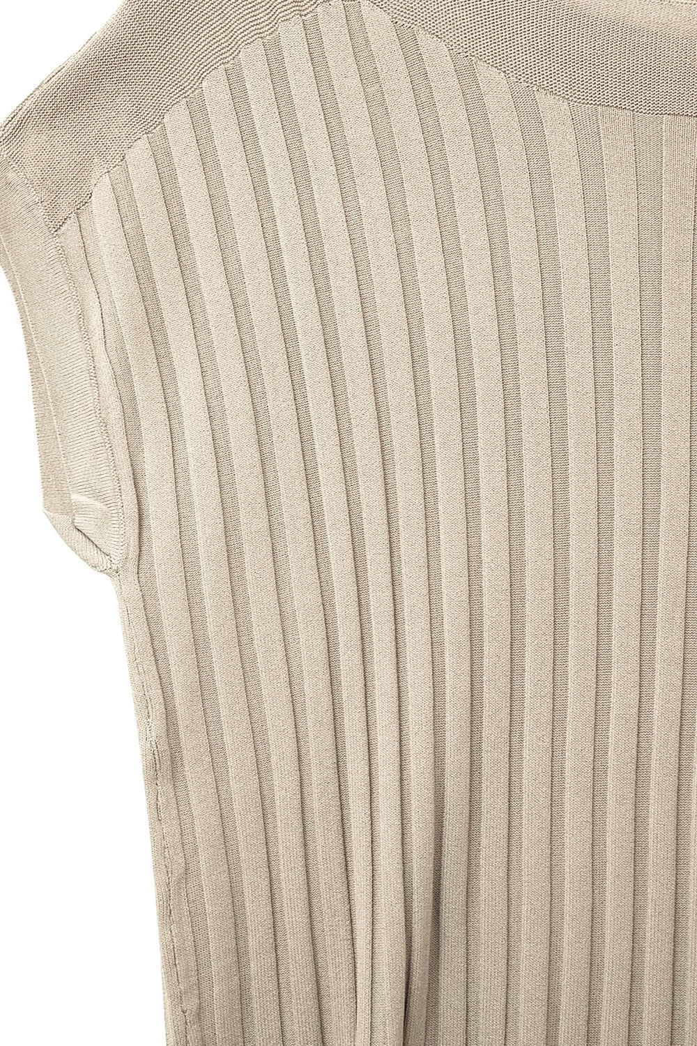 Maglione beige a coste fini con scollo a barca