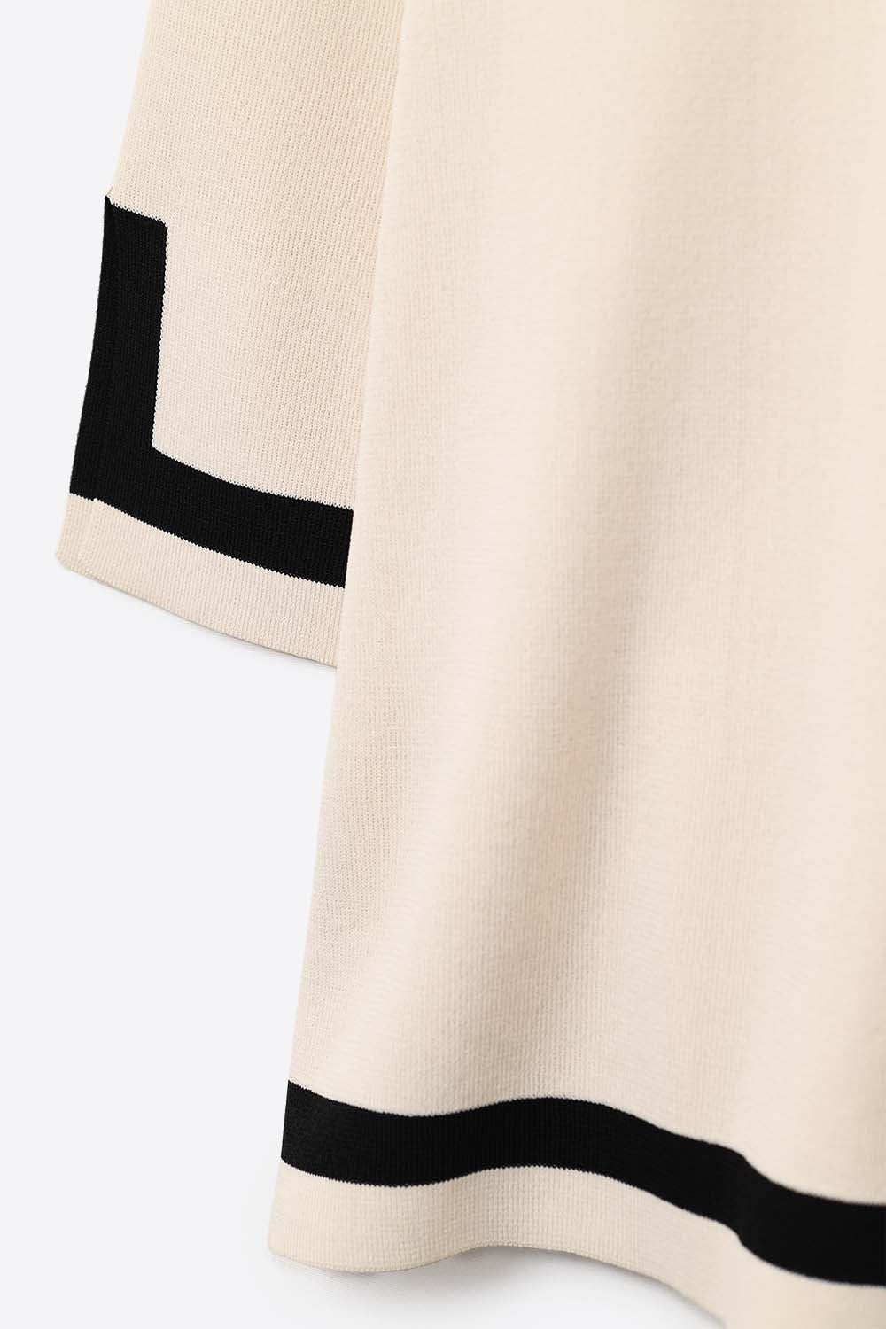 maglione beige a maglia fine con dettaglio a righe nere a contrasto e maniche a 3/4