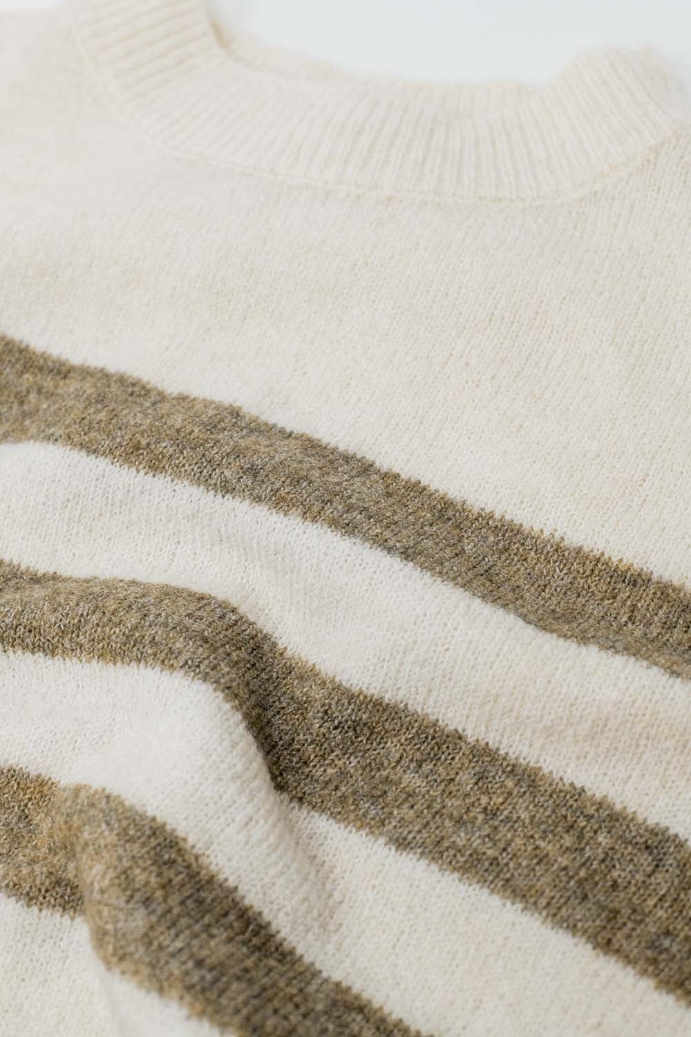 Maglione beige a maglia morbida con righe cammello