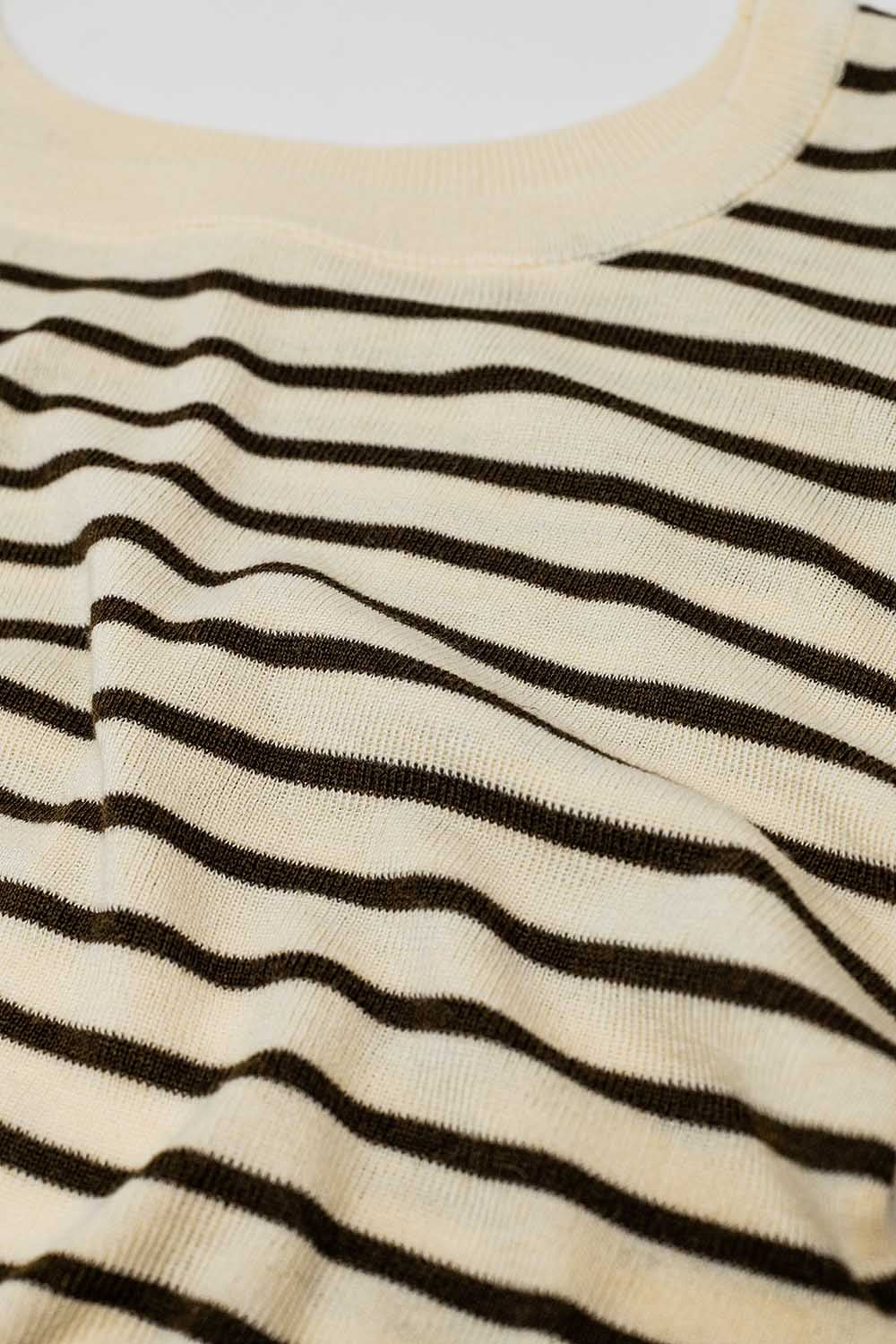 Maglione beige a righe in maglia fine con scollo a barca