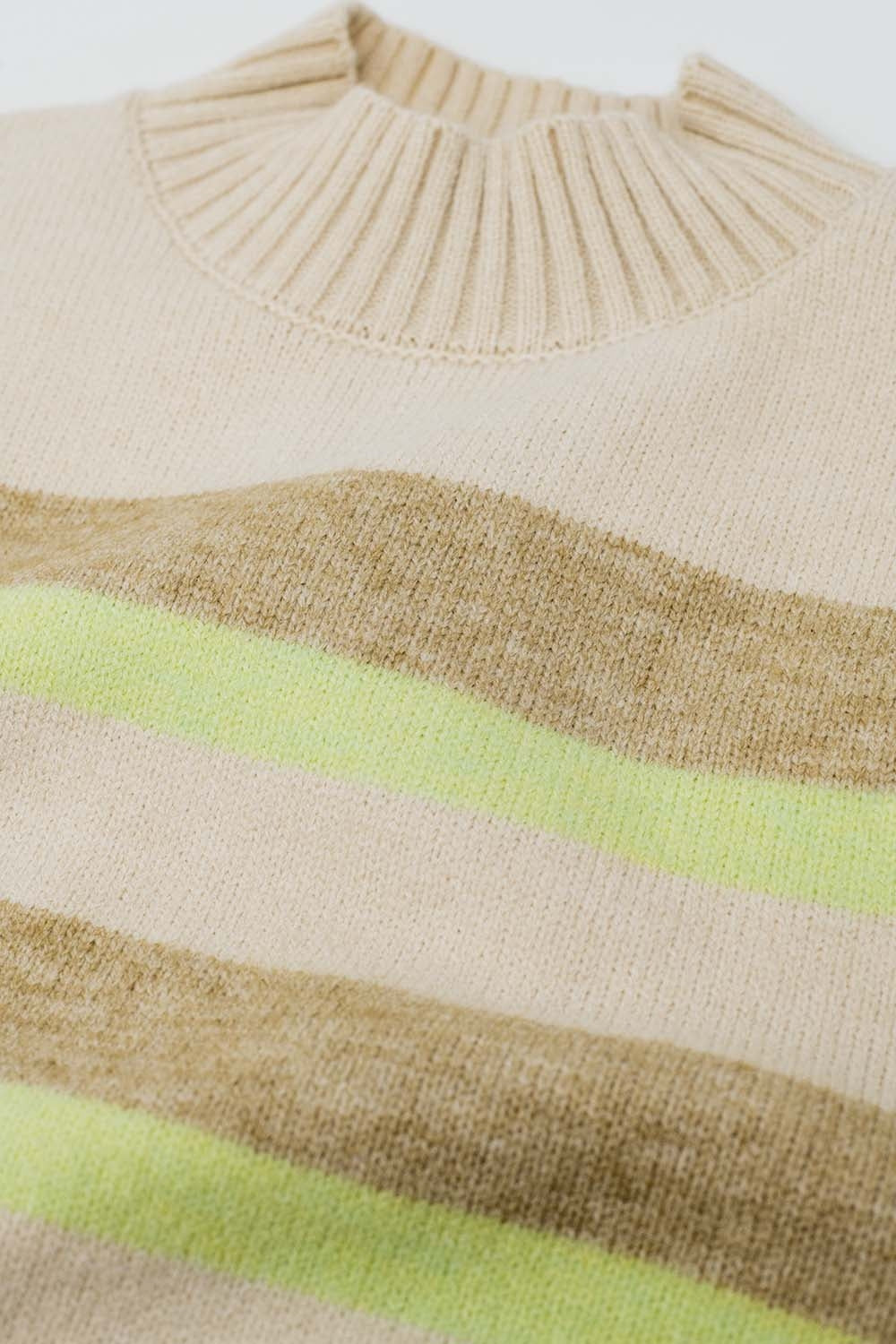 maglione beige a righe verdi e cammello