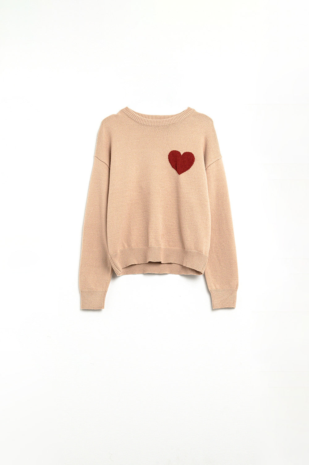 Q2 Maglione beige con dettaglio cuore rosso