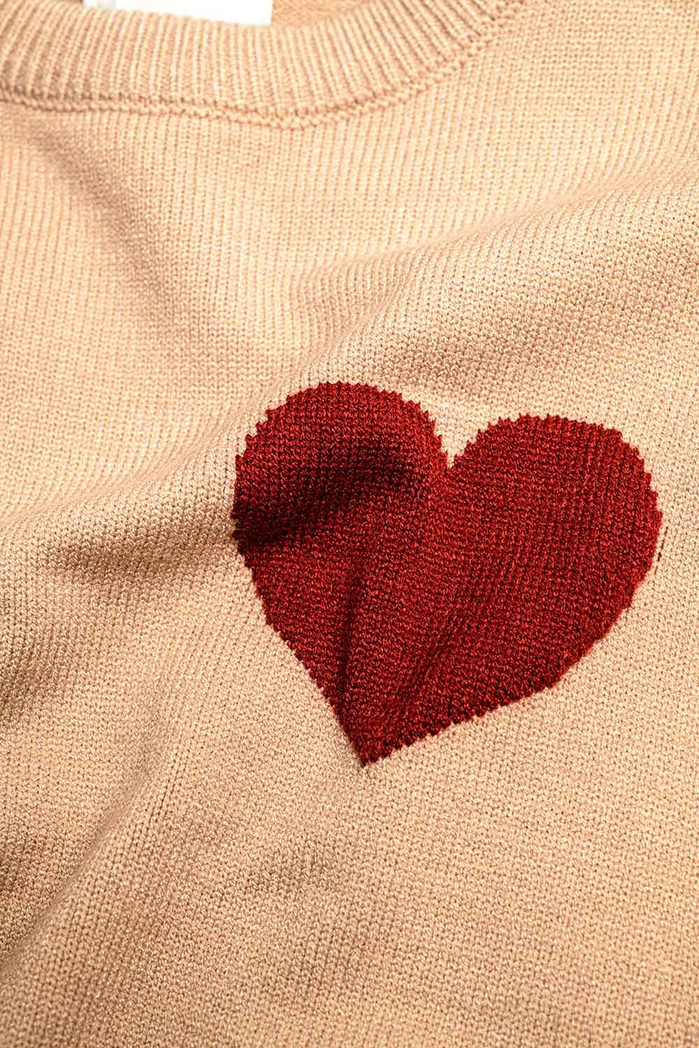 Maglione beige con dettaglio cuore rosso