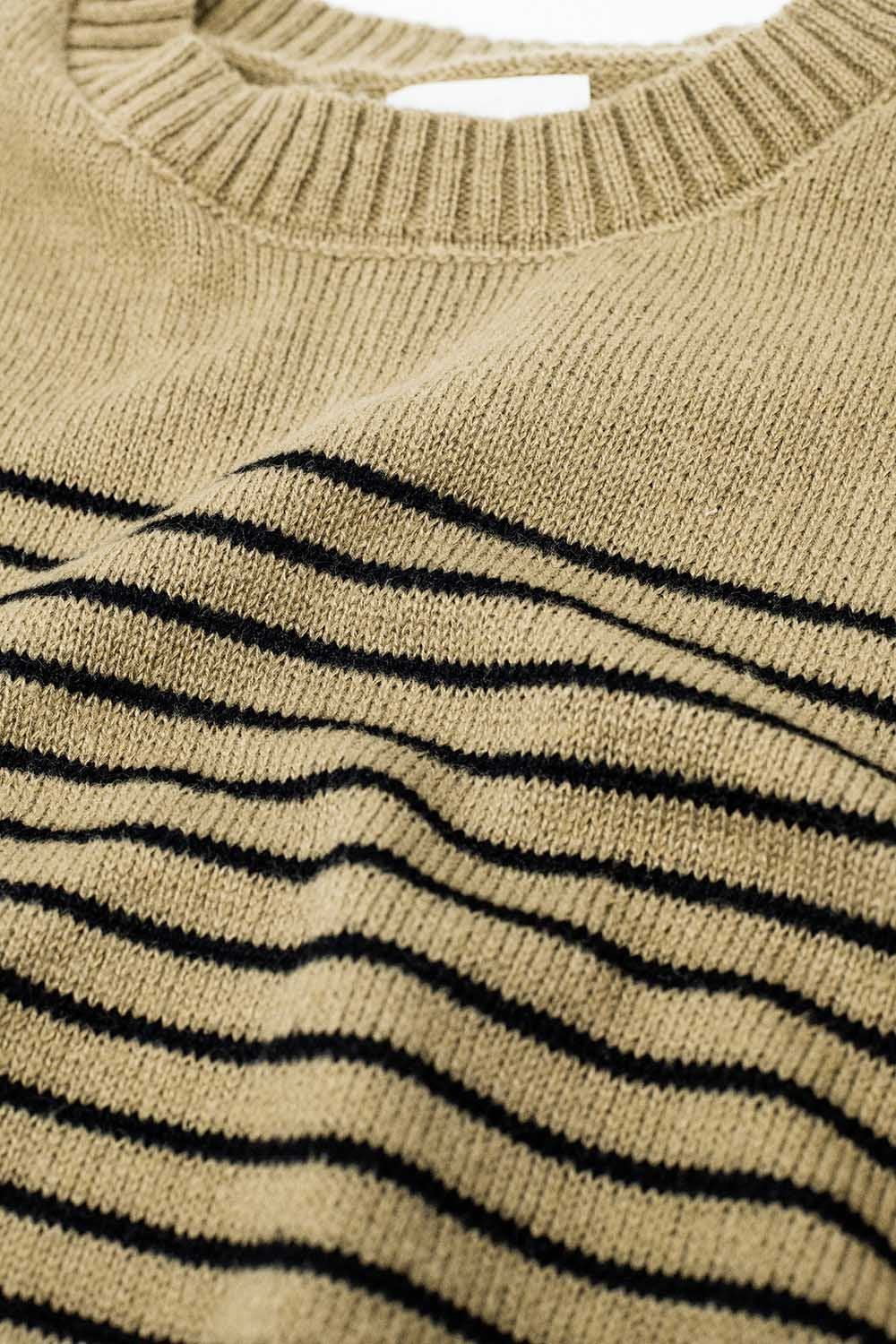 Maglione beige con strisce nere e collo a barca