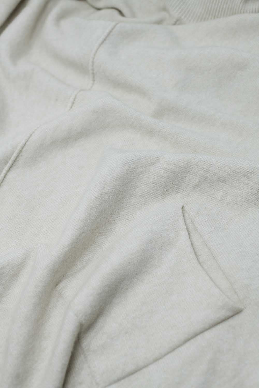 Maglione beige oversize con tasche frontali