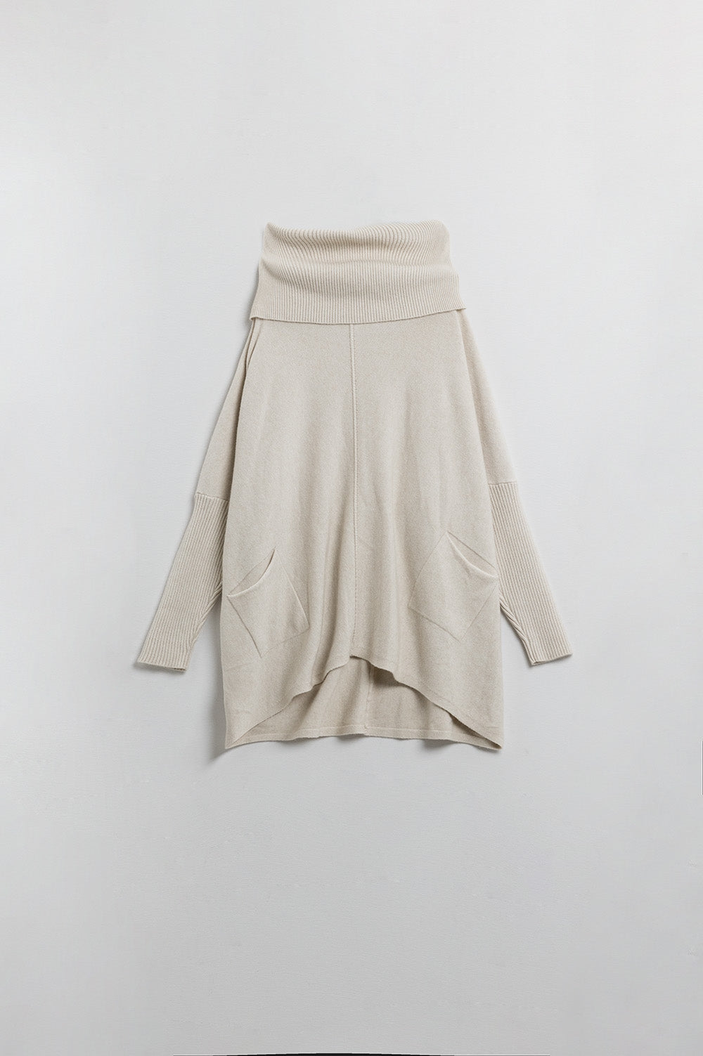 Maglione beige oversize con tasche frontali