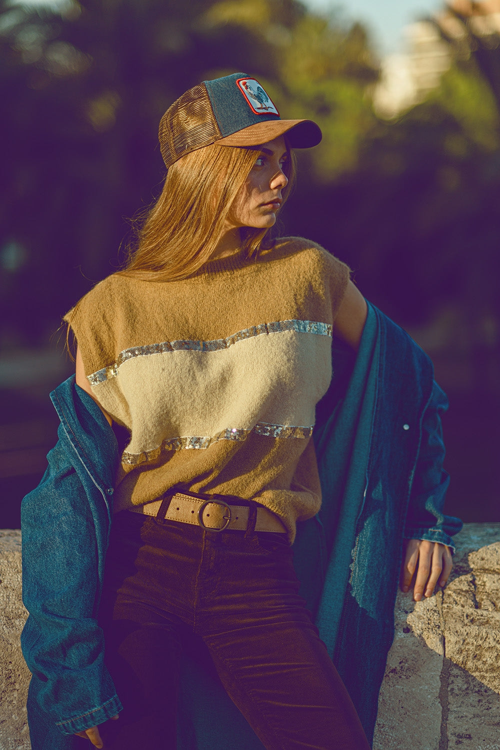 Q2 Maglione beige senza maniche con dettagli in paillettes