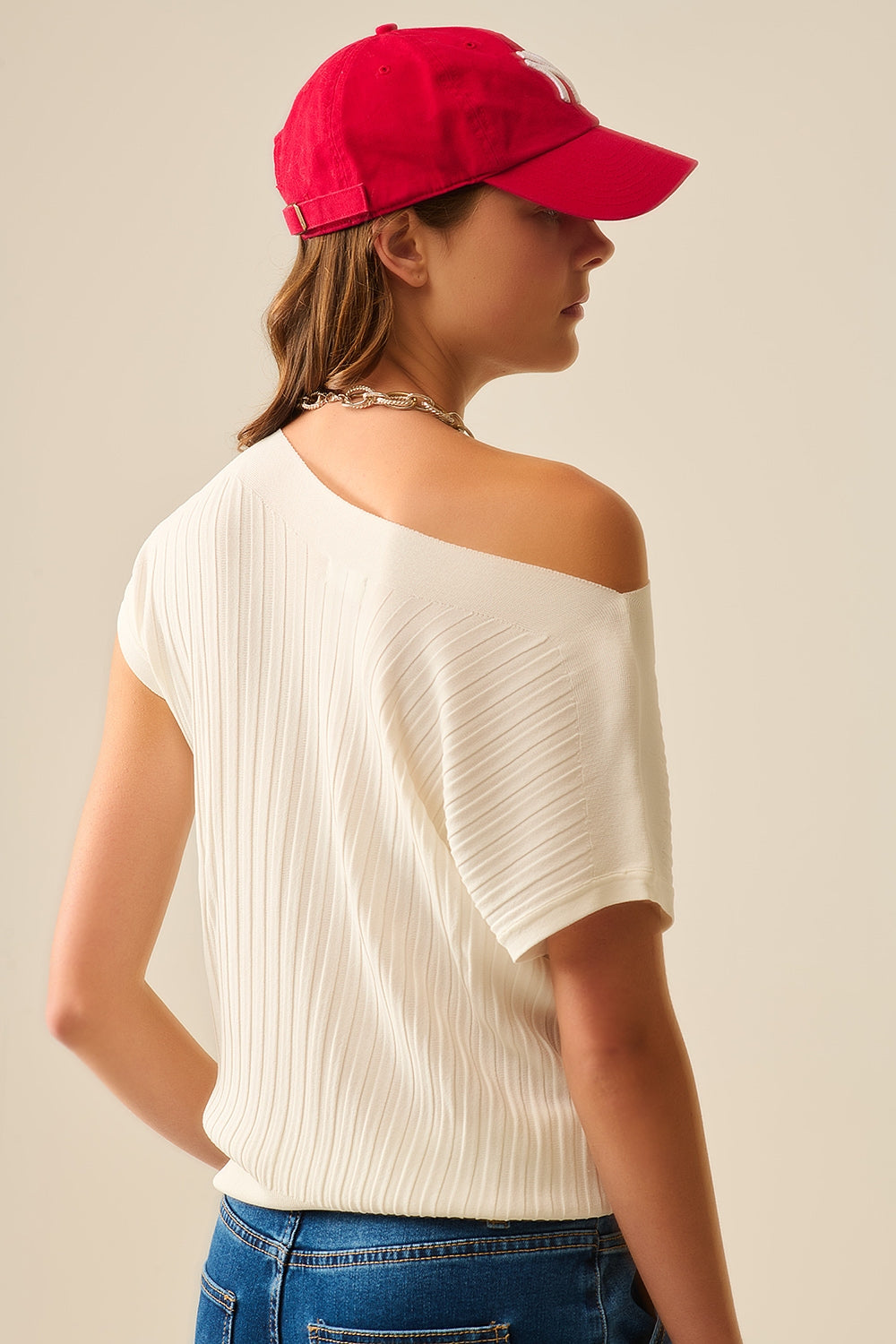 Maglione bianco a coste sottili con scollo a barca