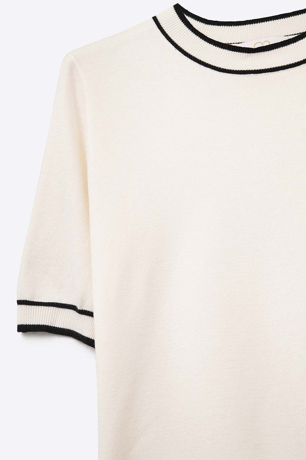 Maglione bianco a maniche corte con dettaglio a righe nere
