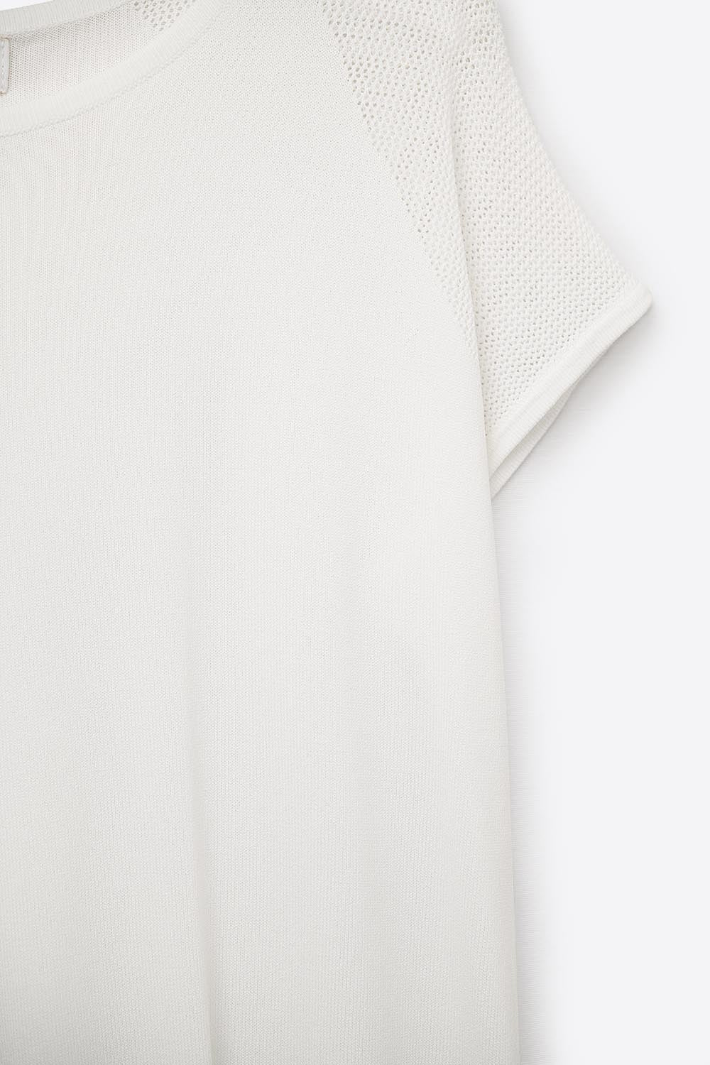 Maglione bianco a maniche corte con maglia sulla spalla