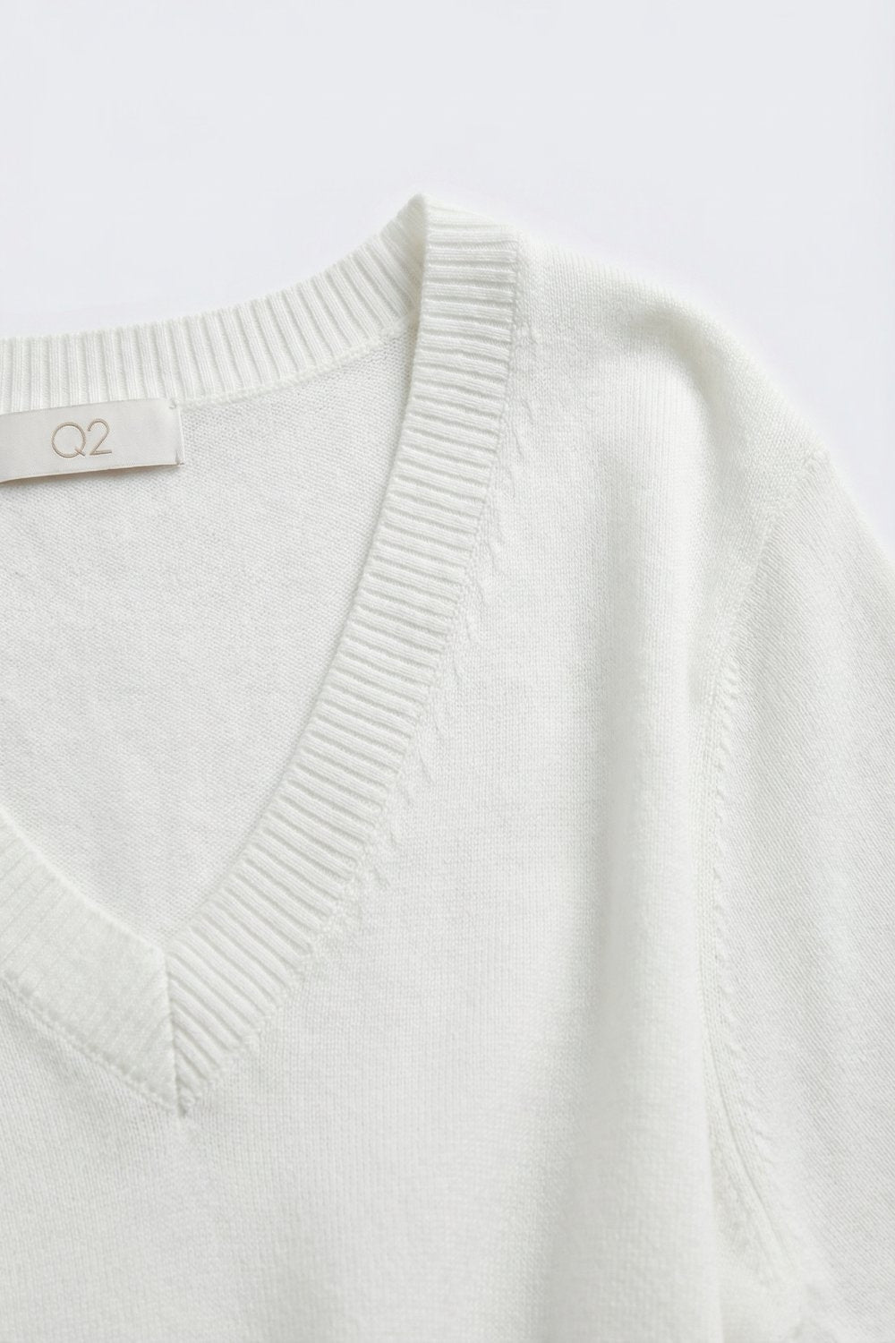 Maglione bianco a maniche corte con scollo a V e vestibilità rilassata