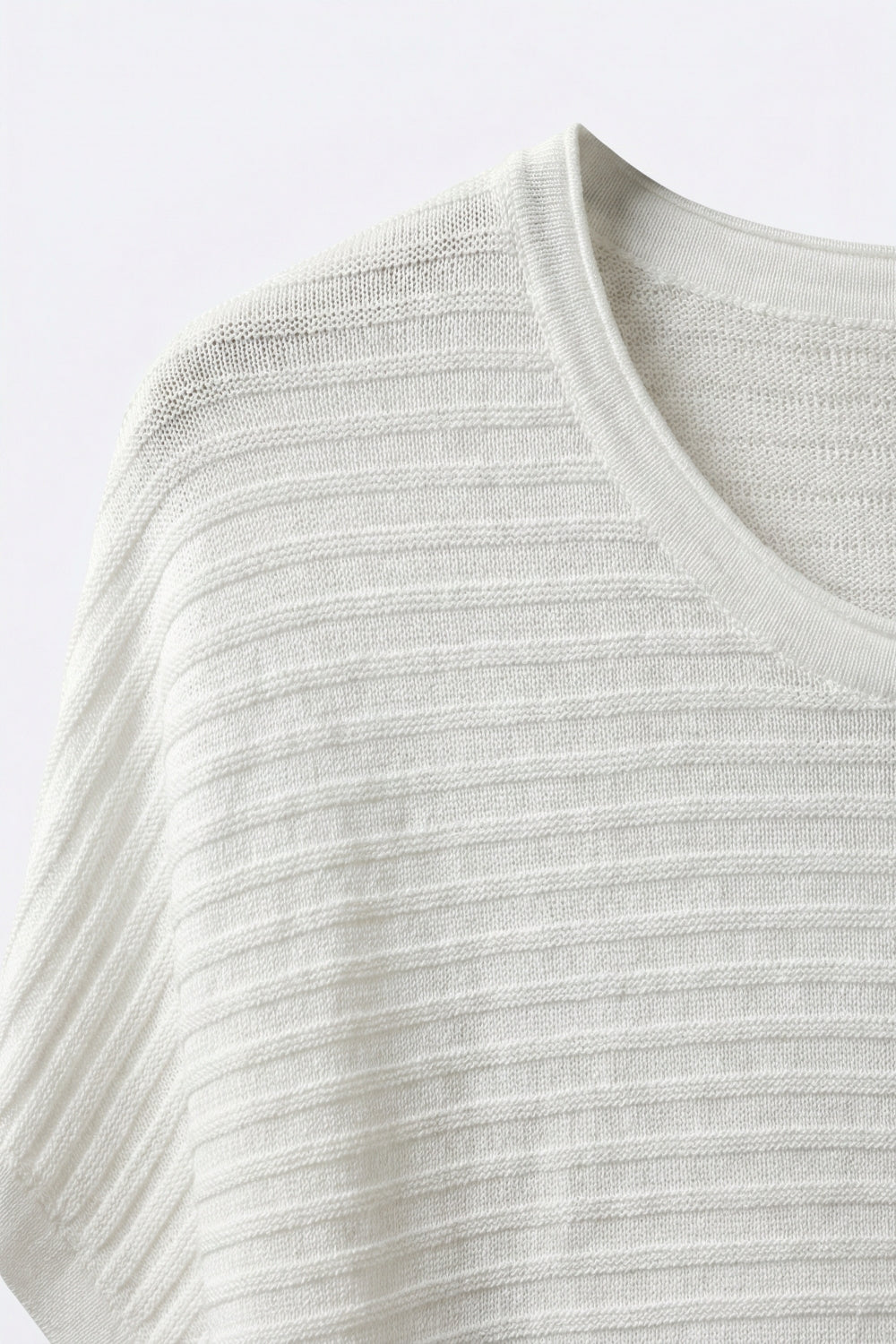 Maglione bianco a righe lavorato a maglia con collo a barca