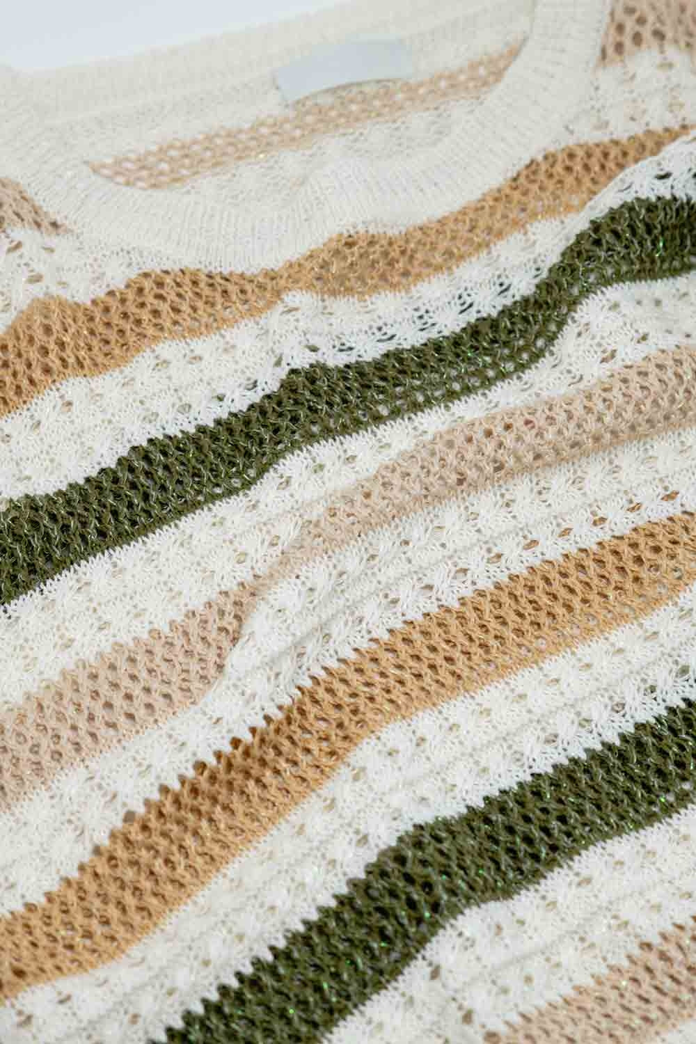 Maglione bianco all'uncinetto con scollo a barca e maniche lunghe con strisce marroni