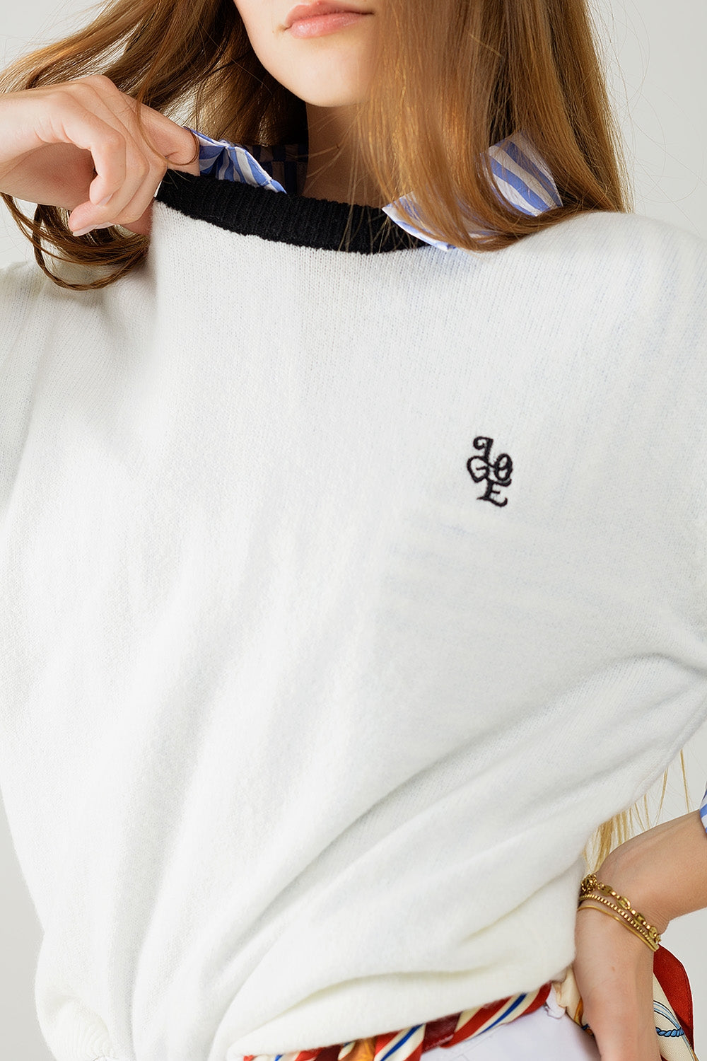 Maglione bianco con colletto a contrasto e logo love sul petto