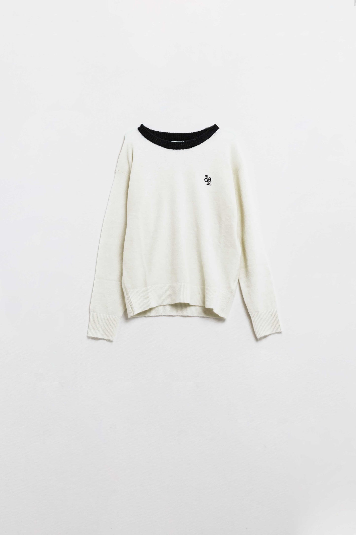 Maglione bianco con colletto a contrasto e logo love sul petto