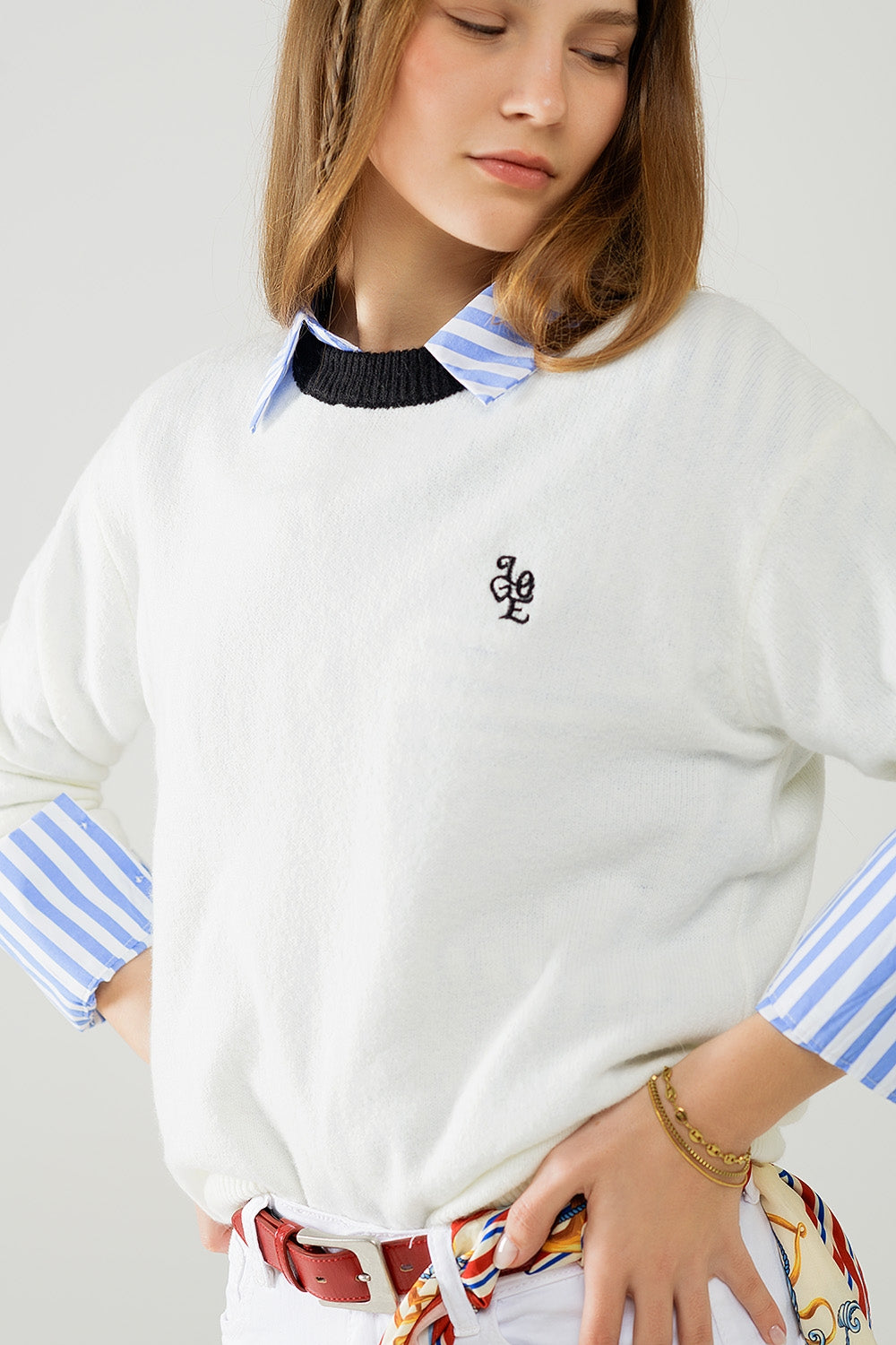 Maglione bianco con colletto a contrasto e logo love sul petto