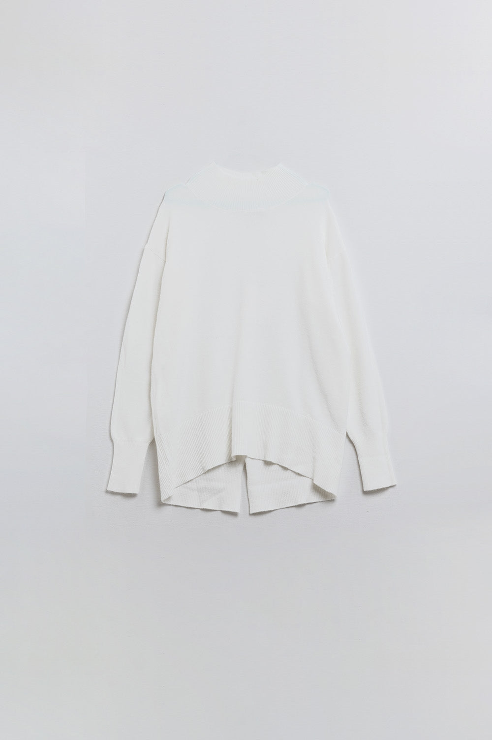 Q2 Maglione bianco con dettaglio aperto sulla schiena