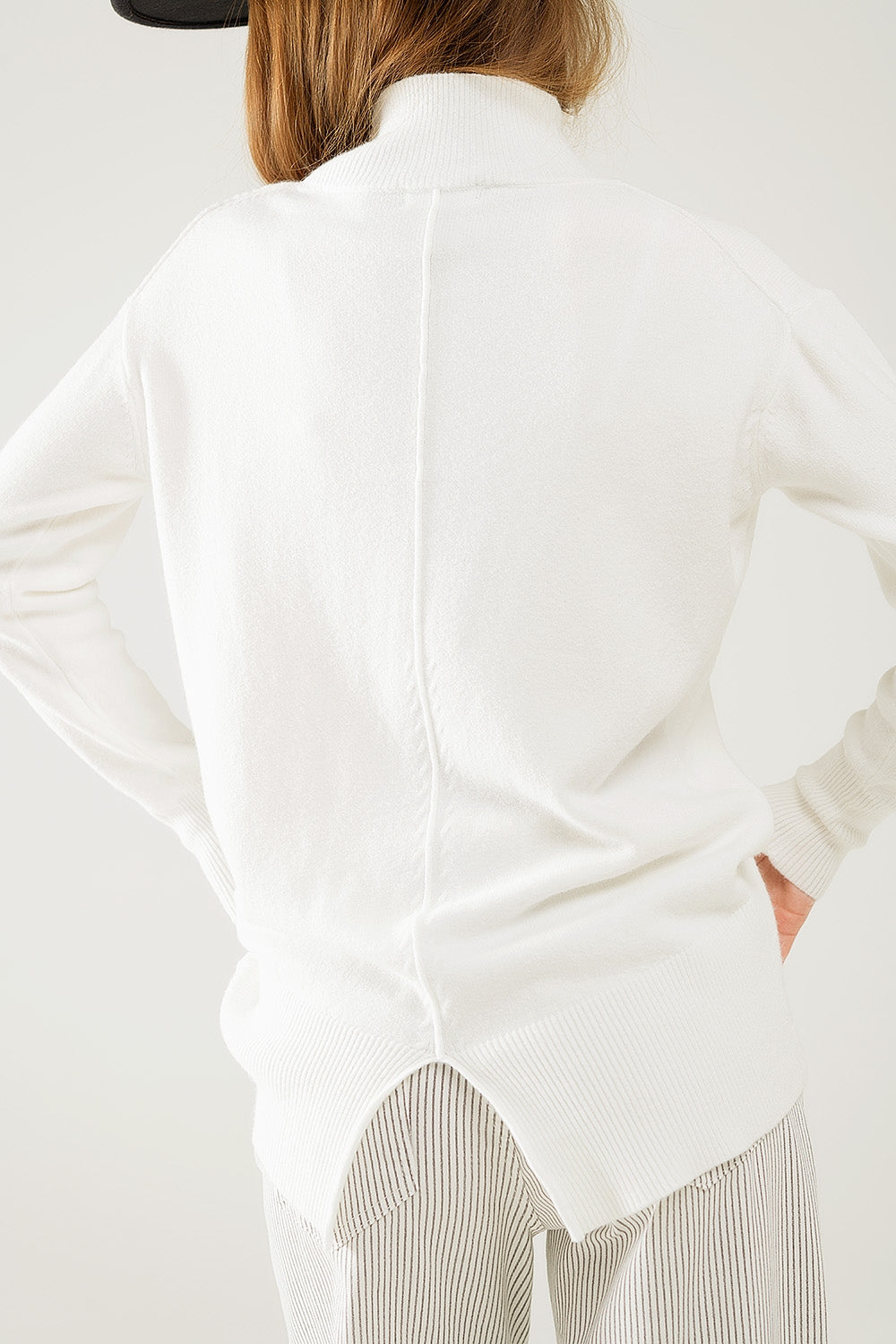 Maglione bianco con dettaglio aperto sulla schiena