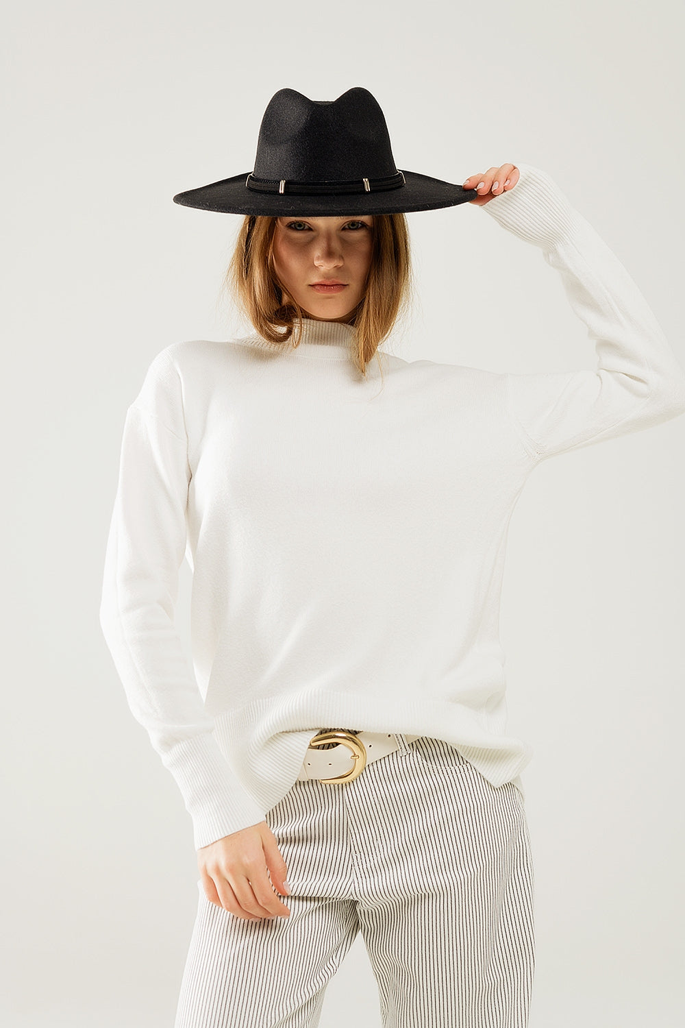 Maglione bianco con dettaglio aperto sulla schiena