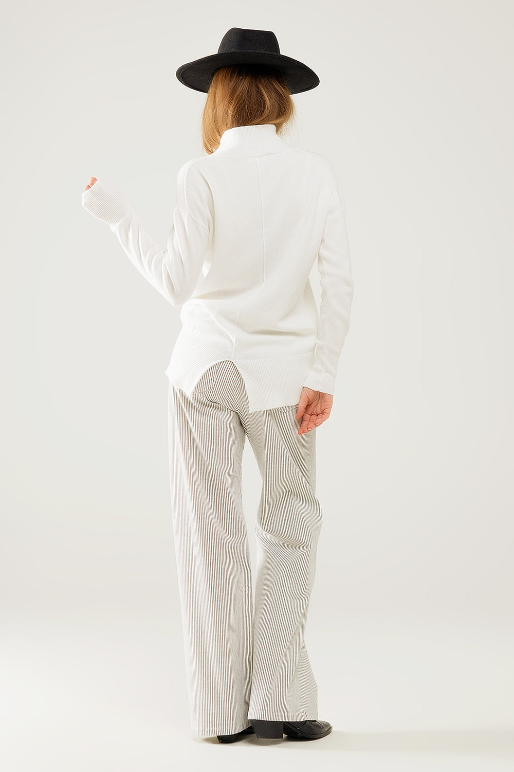 Maglione bianco con dettaglio aperto sulla schiena