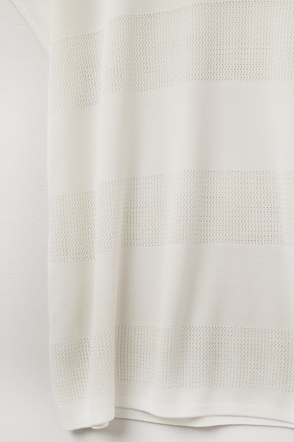 Maglione bianco con scollo a V e dettaglio punto a giorno