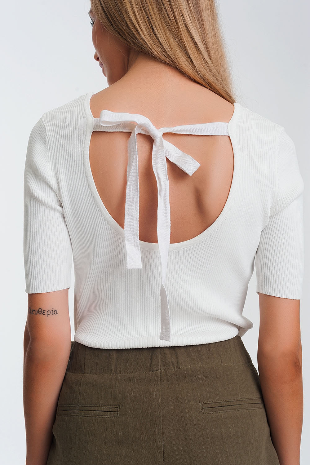 Maglione bianco lavorato con nodo sul retro