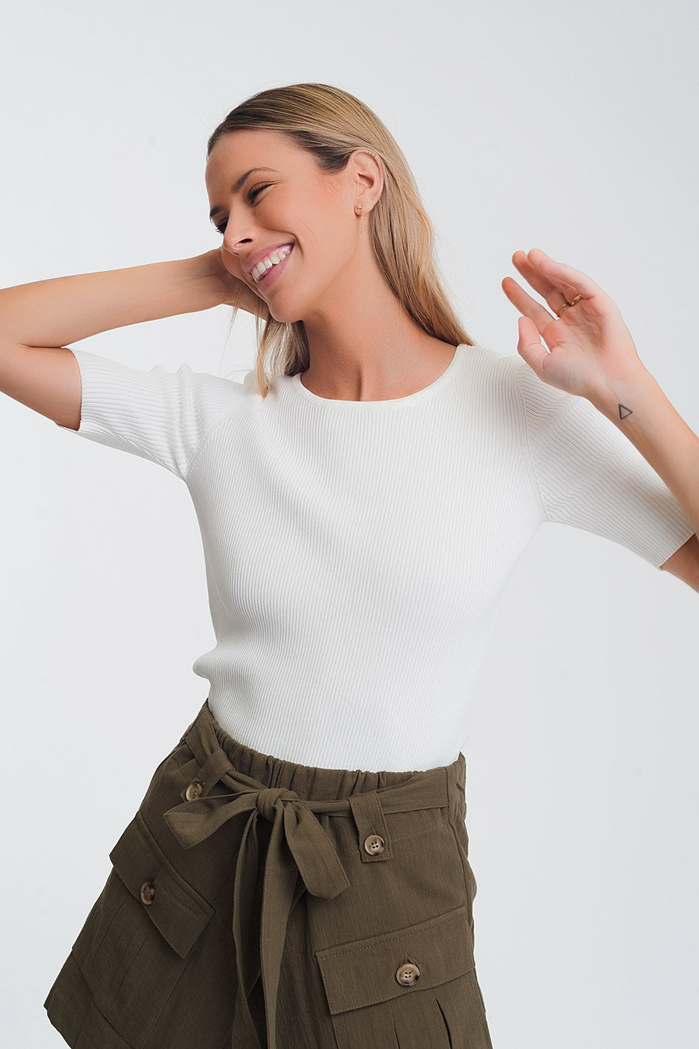 Maglione bianco lavorato con nodo sul retro