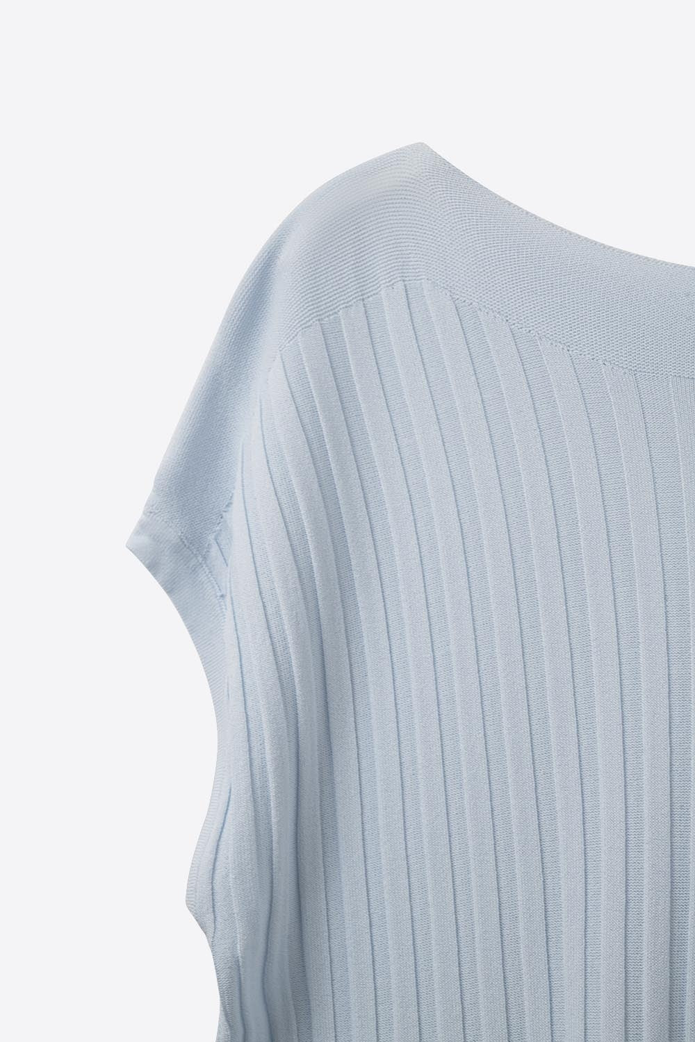 Maglione blu chiaro a coste fini con scollo a barca