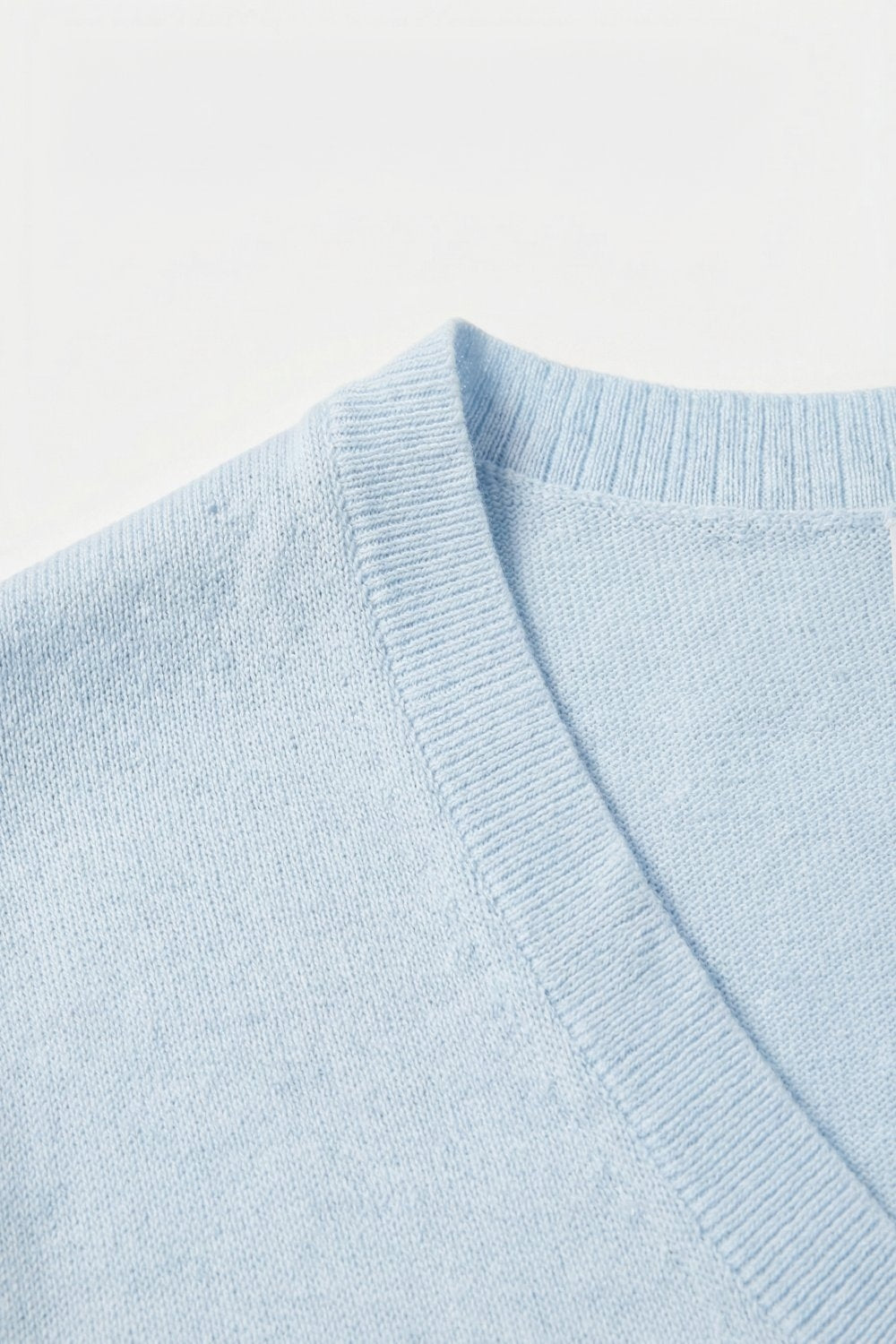 Maglione blu chiaro con scollo a V e vestibilità rilassata