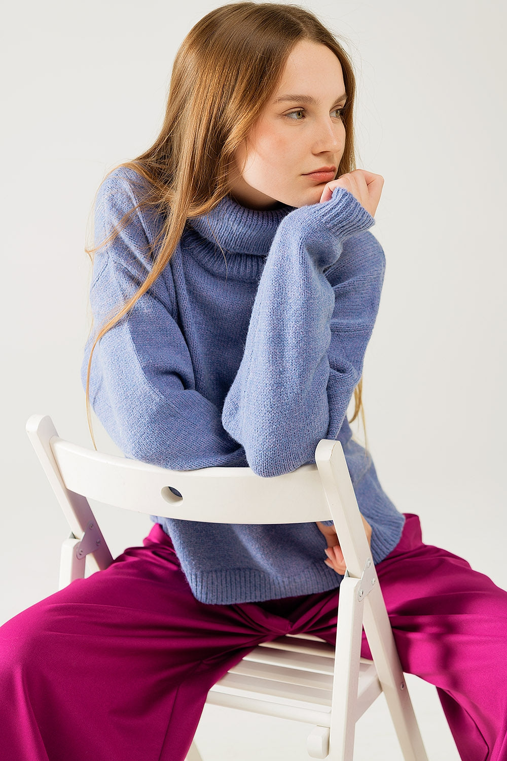 Q2 Maglione blu con maniche scese