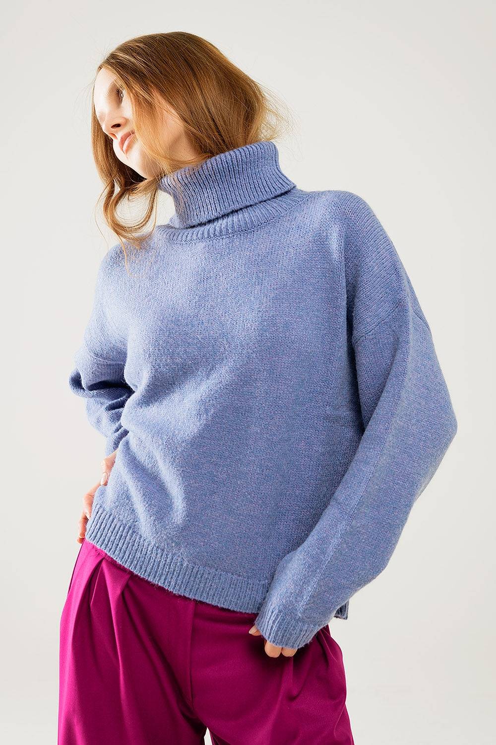 Maglione blu con maniche scese