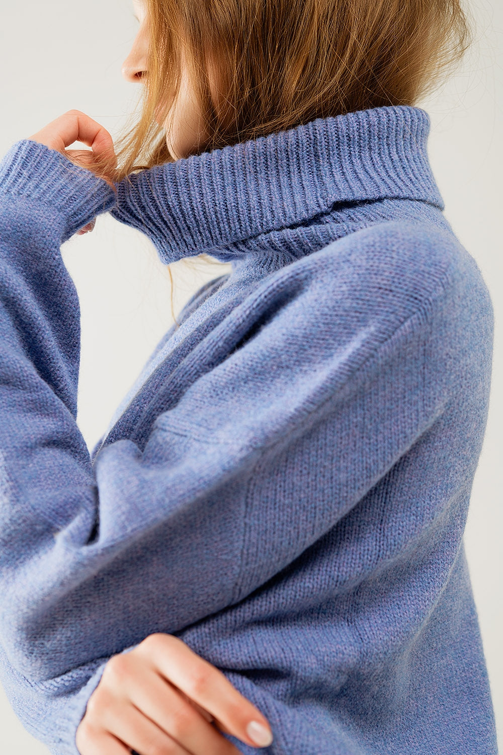 Maglione blu con maniche scese