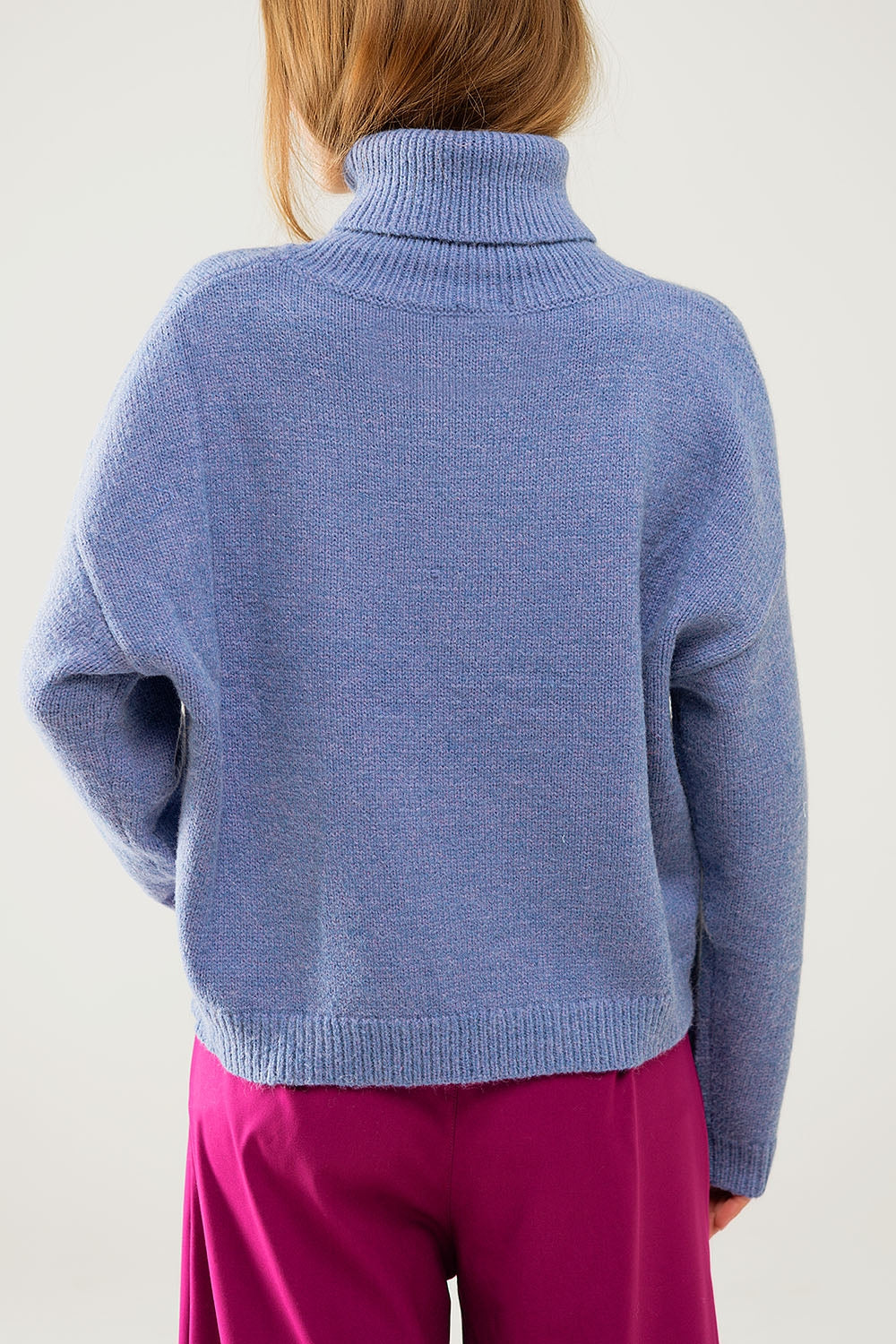 Maglione blu con maniche scese