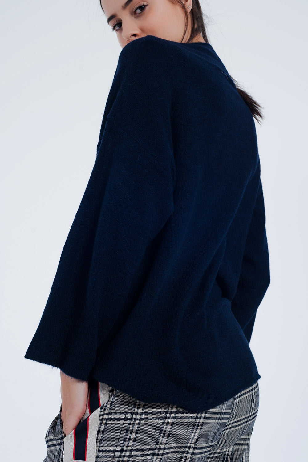 Maglione blu con scollo ad anello