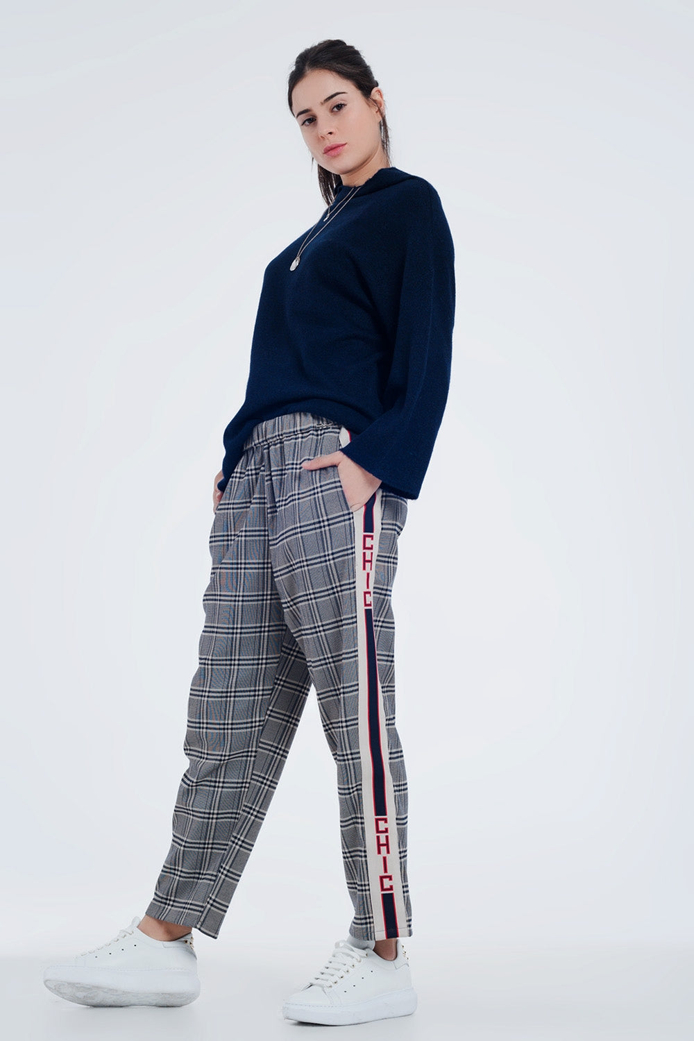 Maglione blu con scollo ad anello