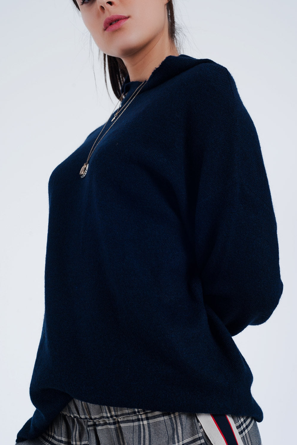 Maglione blu con scollo ad anello