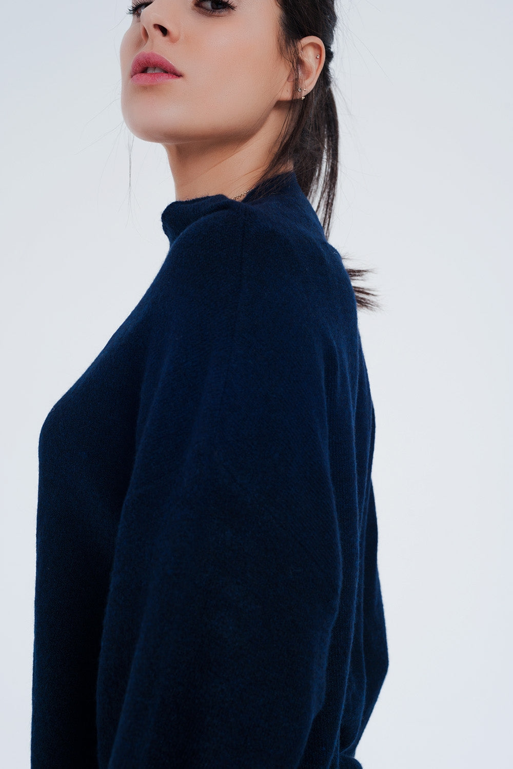 Maglione blu con scollo ad anello