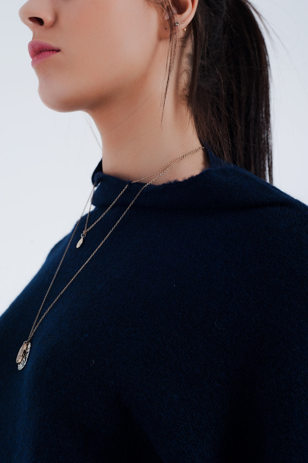 Maglione blu con scollo ad anello