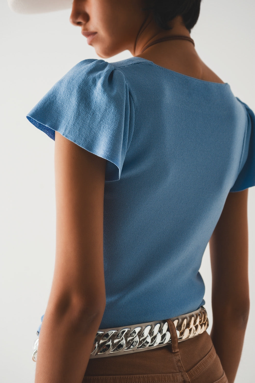 Maglione blu con scollo squadrato e maniche a sbuffo