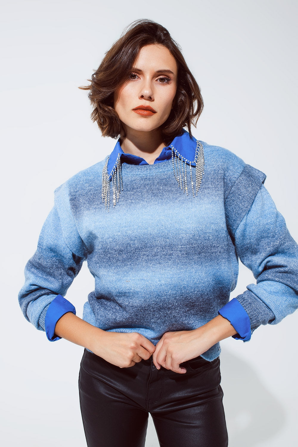 Q2 Maglione blu dal design ombreggiato con scollo rotondo e dettagli delle maniche