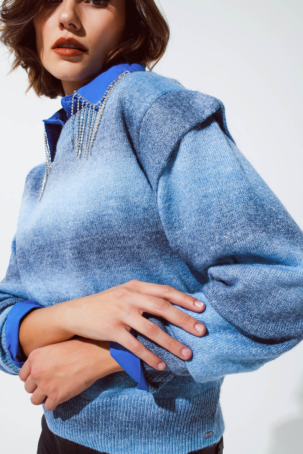 Maglione blu dal design ombreggiato con scollo rotondo e dettagli delle maniche