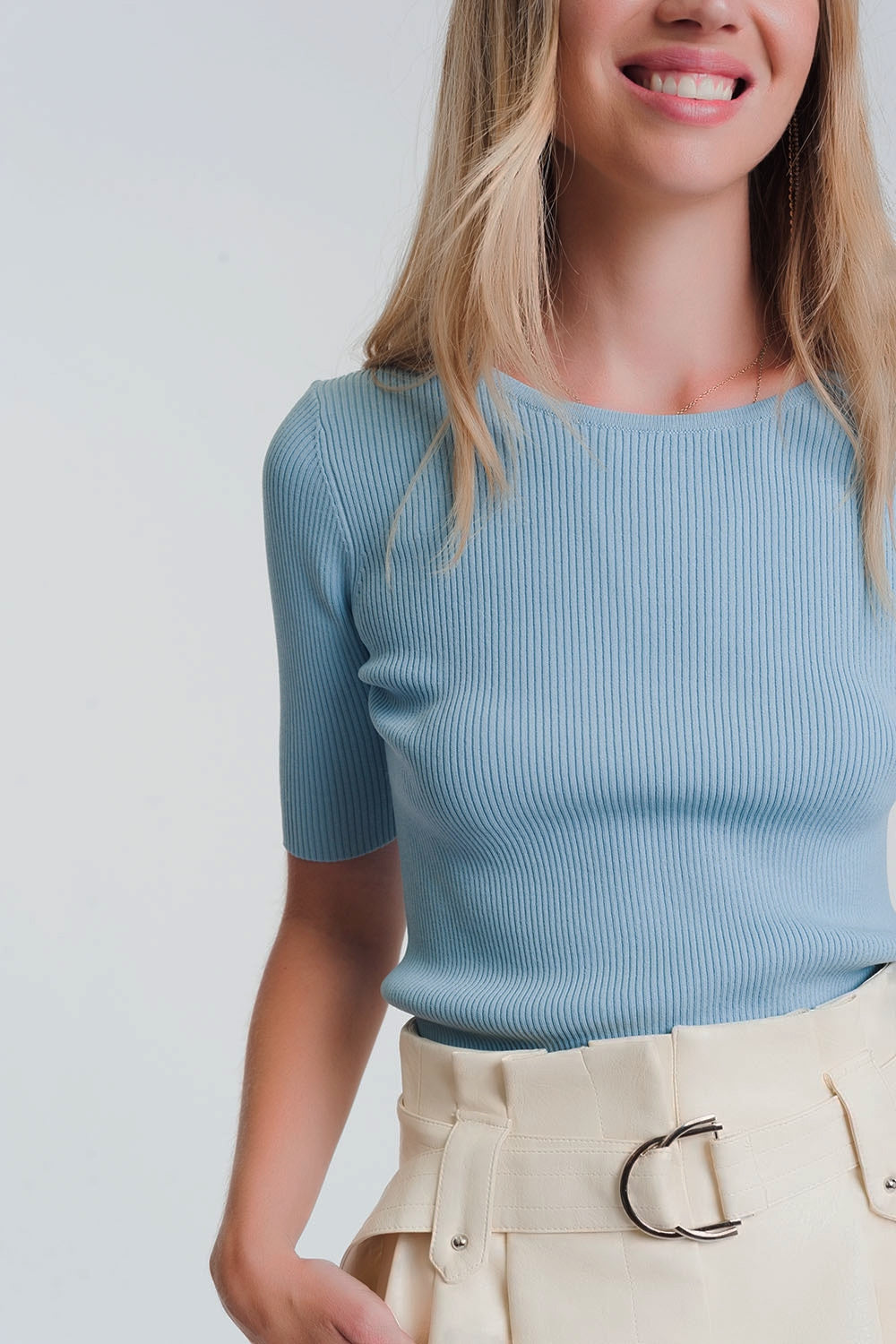 Maglione blu lavorato con nodo sul retro