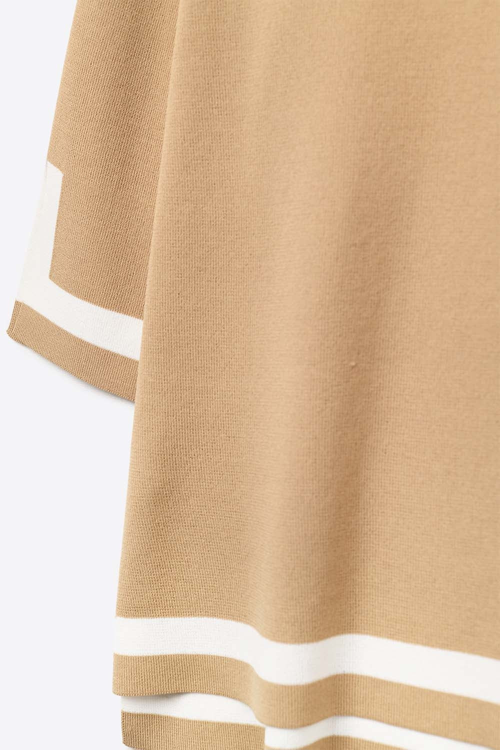 maglione cammello a maglia fine con dettaglio a righe bianche a contrasto e maniche a 3/4