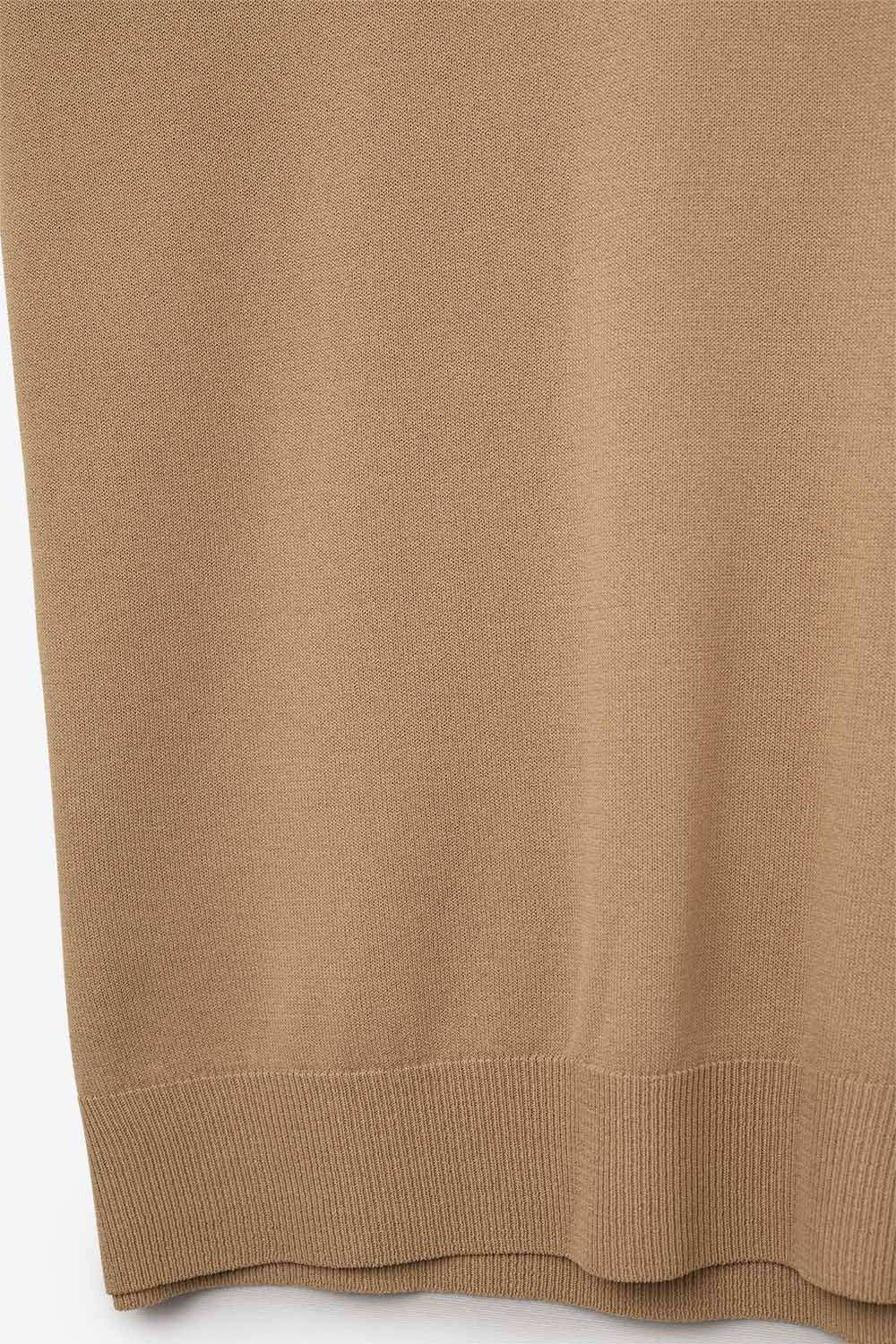 Maglione cammello in maglia leggera con scollo a V e maniche corte