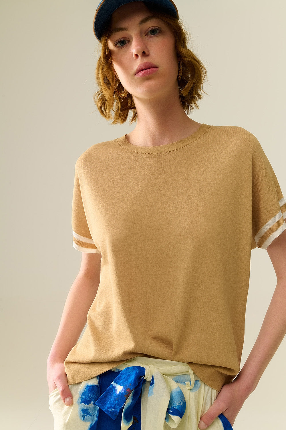 Maglione color cammello con dettaglio a contrasto bianco