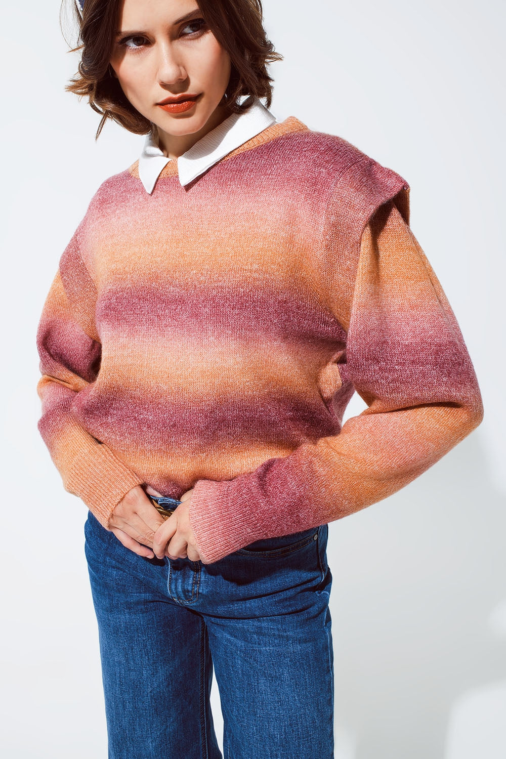 Q2 Maglione con design ombreggiato arancione e rosso con scollo rotondo e dettagli sulle maniche