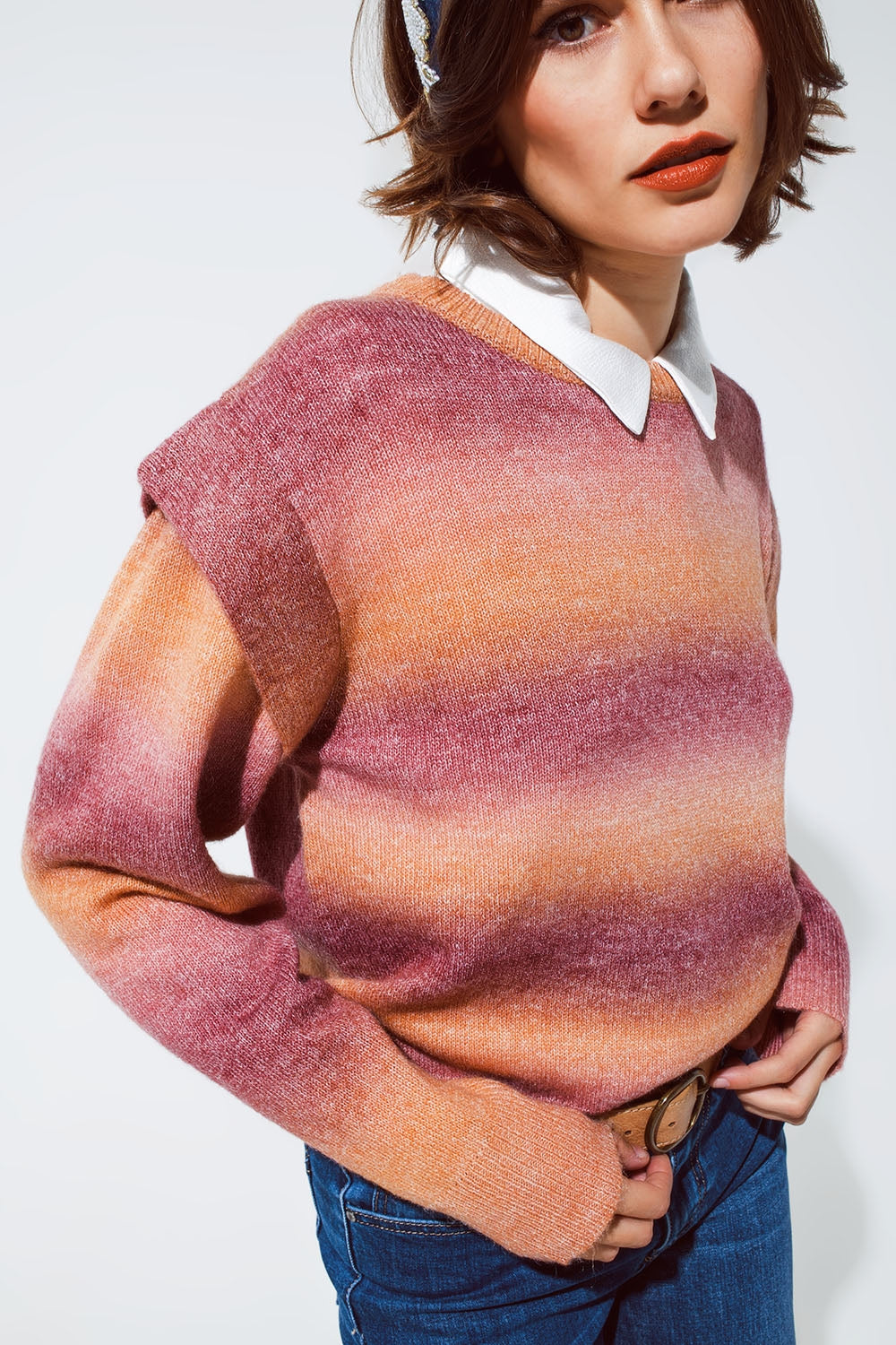 Maglione con design ombreggiato arancione e rosso con scollo rotondo e dettagli sulle maniche